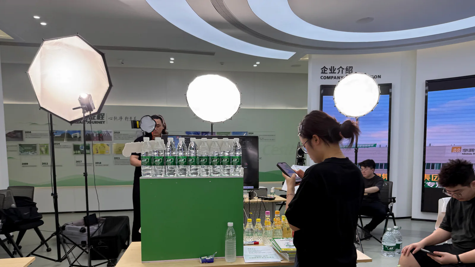 十方影像团队搭建的产品直播拍摄现场