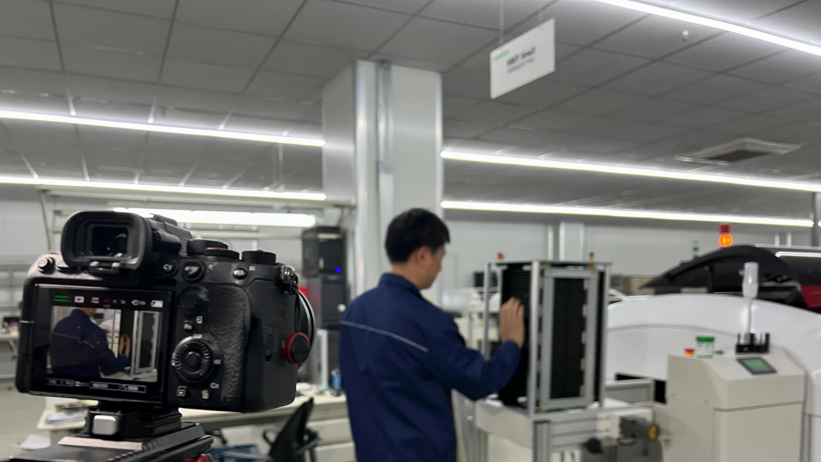 在现代工厂生产线上进行企业宣传片拍摄