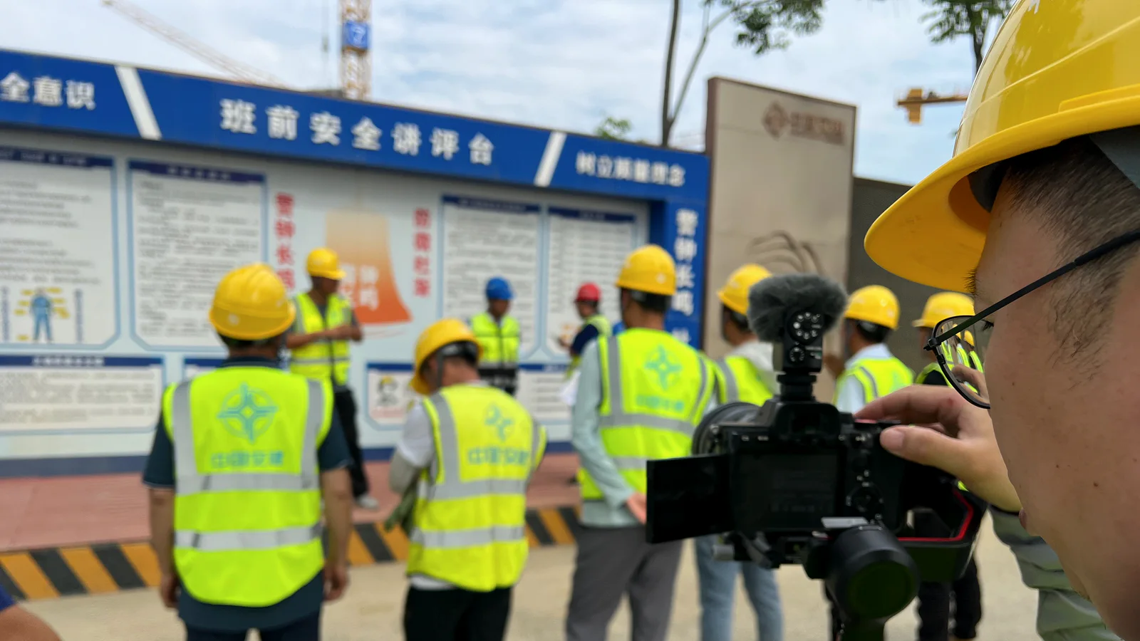 佩戴安全装备进入工业现场的拍摄团队