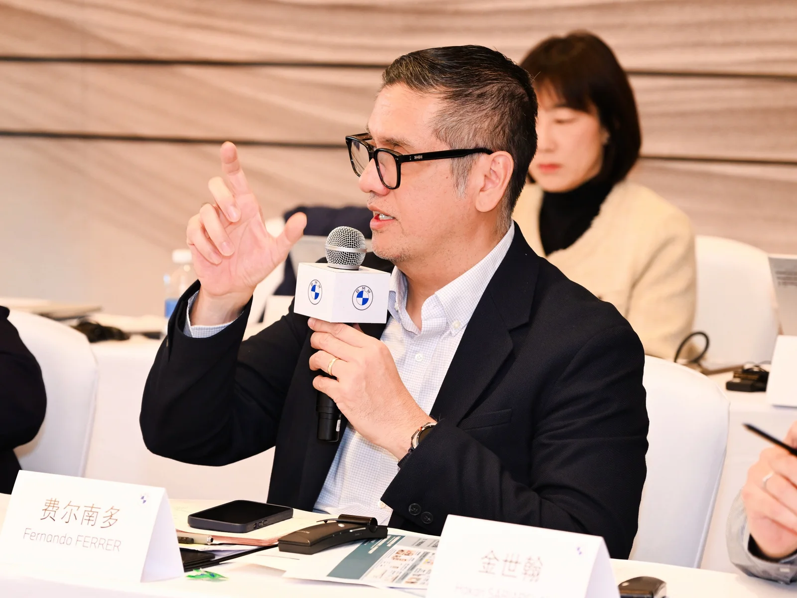 企业会议嘉宾发言的活动摄影