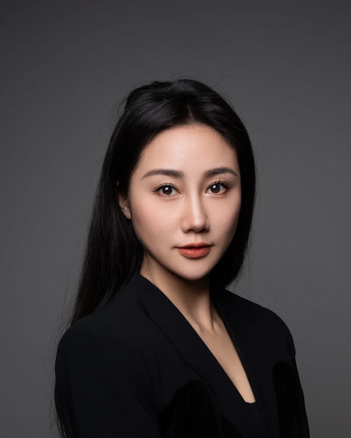 暗灰背景女性商务质感肖像