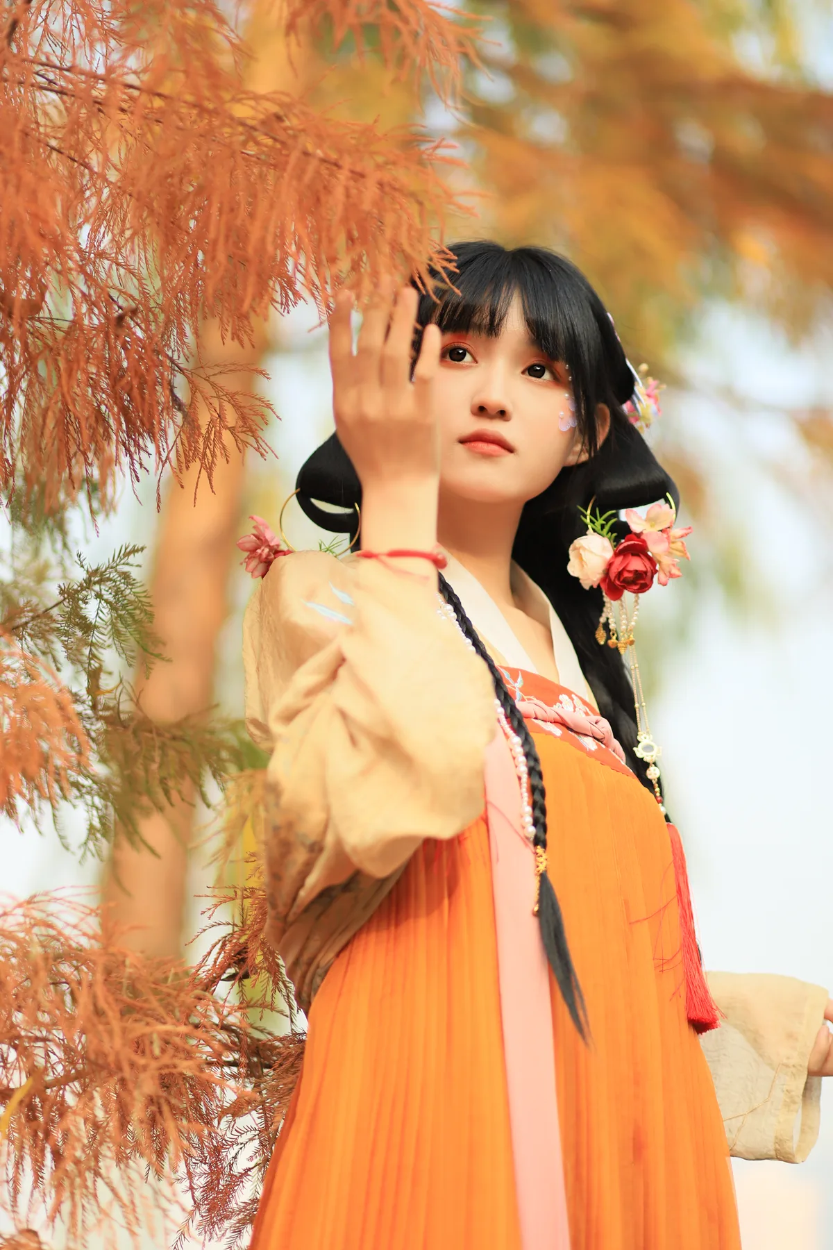 暖色秋景中的橙色汉服人物肖像