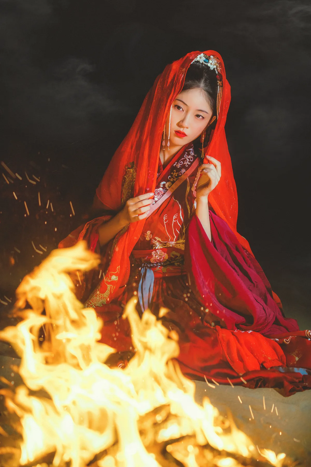 暗调火焰场景中的红色汉服人物肖像