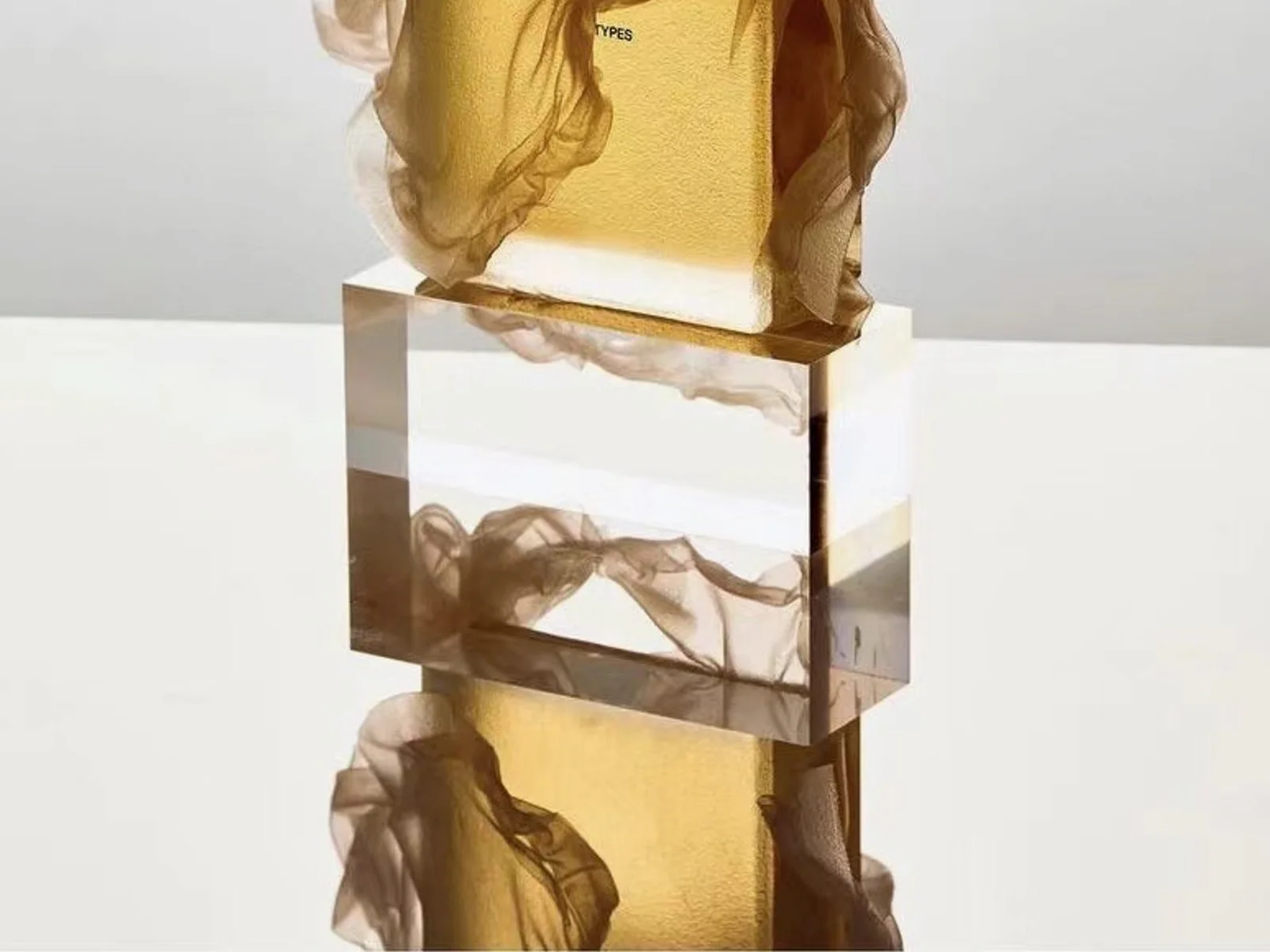 金色个护产品与轻纱材质的创意摄影