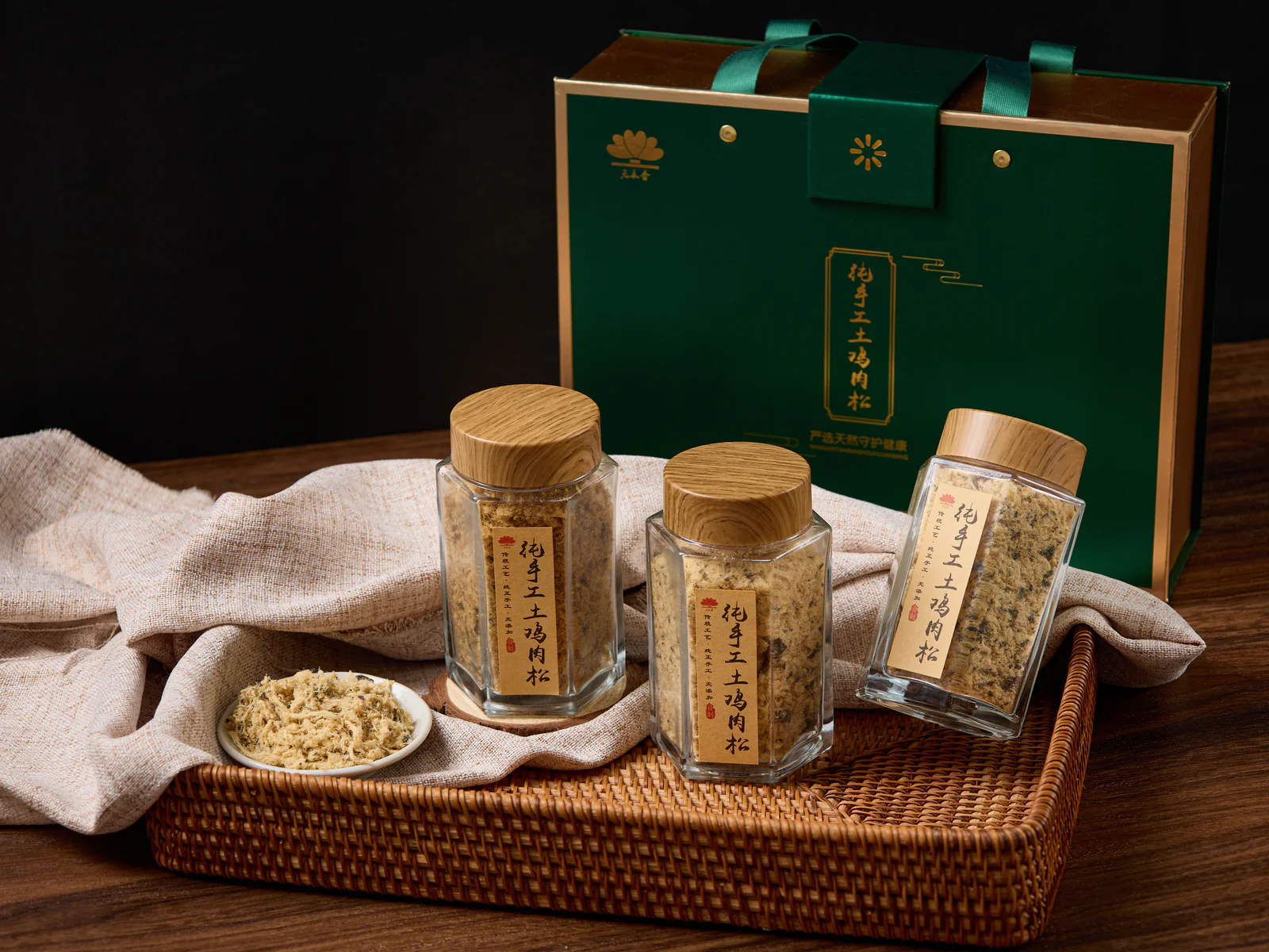 食品礼盒与罐装产品的组合摄影